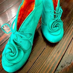 So Unique. In great condition & super comfy. Lined w/orange velvet! feels yummy!